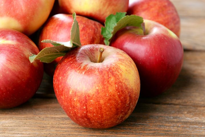 Surowe czerwone jabłka Delicious ze skórką