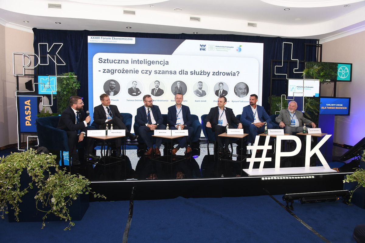 Panel: „Sztuczna inteligencja – zagrożenie czy szansa dla służby zdrowia”. Od lewej: moderator: dr hab. inż. Paweł Pławiak, prof. PK - Dziekan Wydziału Informatyki i Telekomunikacji, Zbigniew Długosz, Ekspert ds. Regulacji AI ACT, Ftl, Kamil Jonak, Dziekan Wydziału Matematyki i Informatyki Technicznej, Politechnika Lubelska, Mateusz Kierepka, CTO, Hemolens Diagnostics, Tomasz Zieliński, Prezes, Porozumienie Zielonogórskie Lekarzy POZ, Krzysztof Wróblewski, Head of Business Technology Solutions, AstraZeneca Pharma Poland sp. z o.o., Ryszard Tadeusiewicz, Profesor Zwyczajny, Akademia Górniczo-Hutnicza im. Stanisława Staszica w Krakowie.
