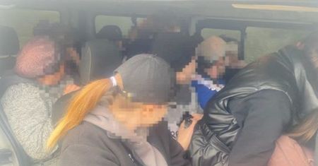 Wiózł 14 osób w busie. Jak oni się tam zmieścili?