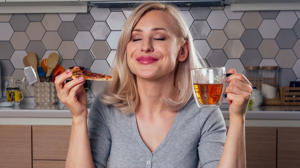 Herbata do obiadu to dla wielu osób codzienny rytuał. Warto jednak wiedzieć, kiedy lepiej odstawić kubek na później.