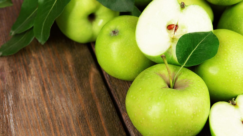 Surowe jabłka Granny Smith ze skórką