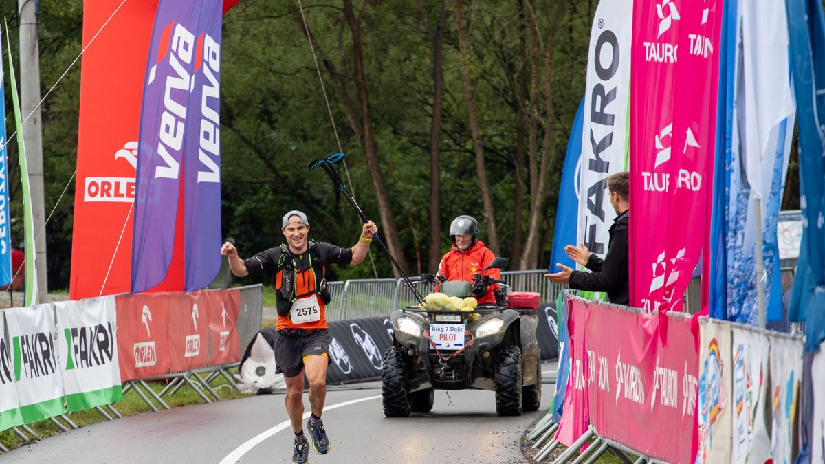 Artur Jabłoński, zwycięzca biegu na 100 km podczas Festiwalu Biegowego w Piwnicznej - Zdroju