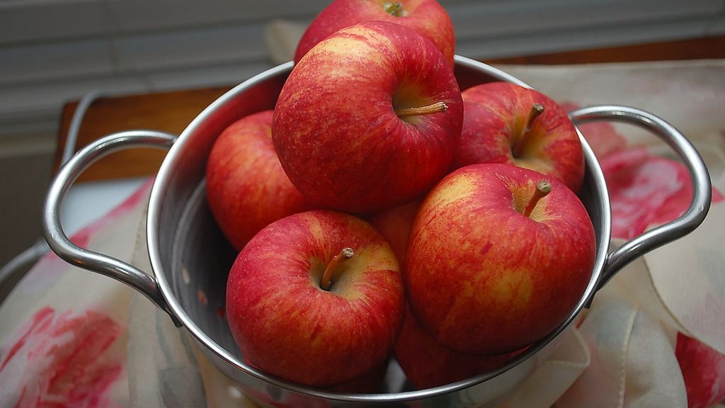 Surowe jabłka Fuji ze skórką