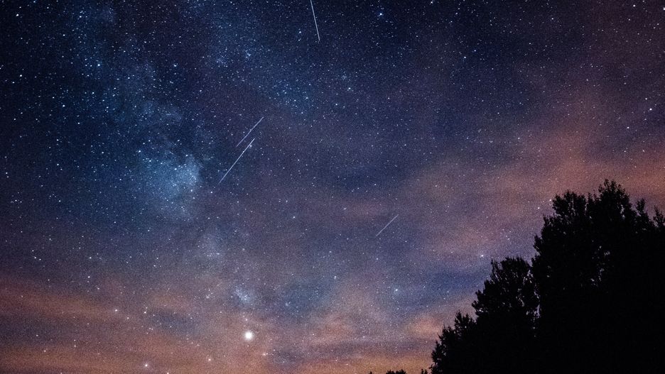 Rój meteorów - zdjęcie ilustracyjne