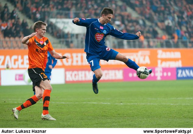 Maciej Jankowski (niebieska koszulka) wraz z Arkadiuszem Piechem tworzą podstawowy duet napastników Ruchu Chorzów