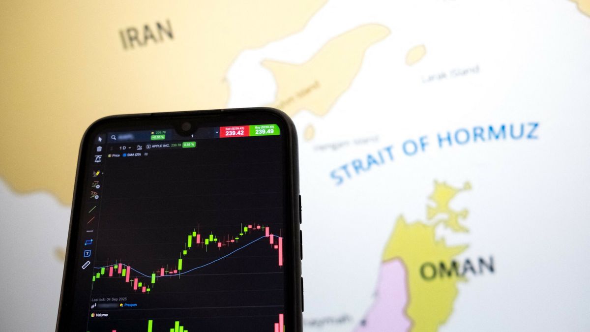 Archiwum zagraniczne East News 2026-03
A stock exchange curve appears on a smartphone screen, and a map shows the Strait of Hormuz on a laptop computer screen in this photo illustration taken in Athens, Greece, on March 3, 2026. (Photo by Nikolas Kokovlis/NurPhoto) (Photo by Nikolas Kokovlis / NurPhoto via AFP)
NIKOLAS KOKOVLIS