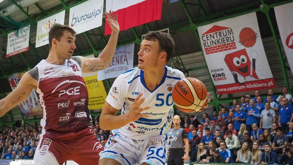 Materiały prasowe / Daniel Szczypior/ materiały prasowe polpharmabasketball / na zdjęciu: Kacper Młynarski (w bordowej koszulce) i Brett Prahl