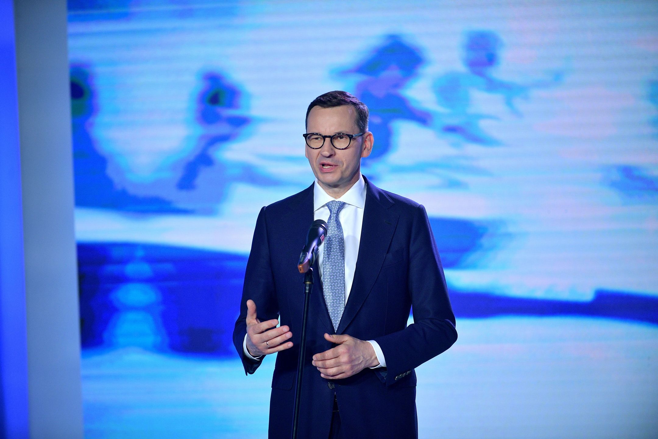Warszawa, 17.05.2022. Premier Mateusz Morawiecki podczas konferencji prasowej zwołanej w Warszawie, 17 bm. Spotkanie dotyczyło podpisania umowy pomiędzy Miastem i Regionem Gospodarzem oraz Europejskimi Komitetami Olimpijskimi (EOC) na organizację w przyszłym roku trzeciej edycji Igrzysk Europejskich, Kraków-Małopolska 2023. (js) PAP/Marcin Obara