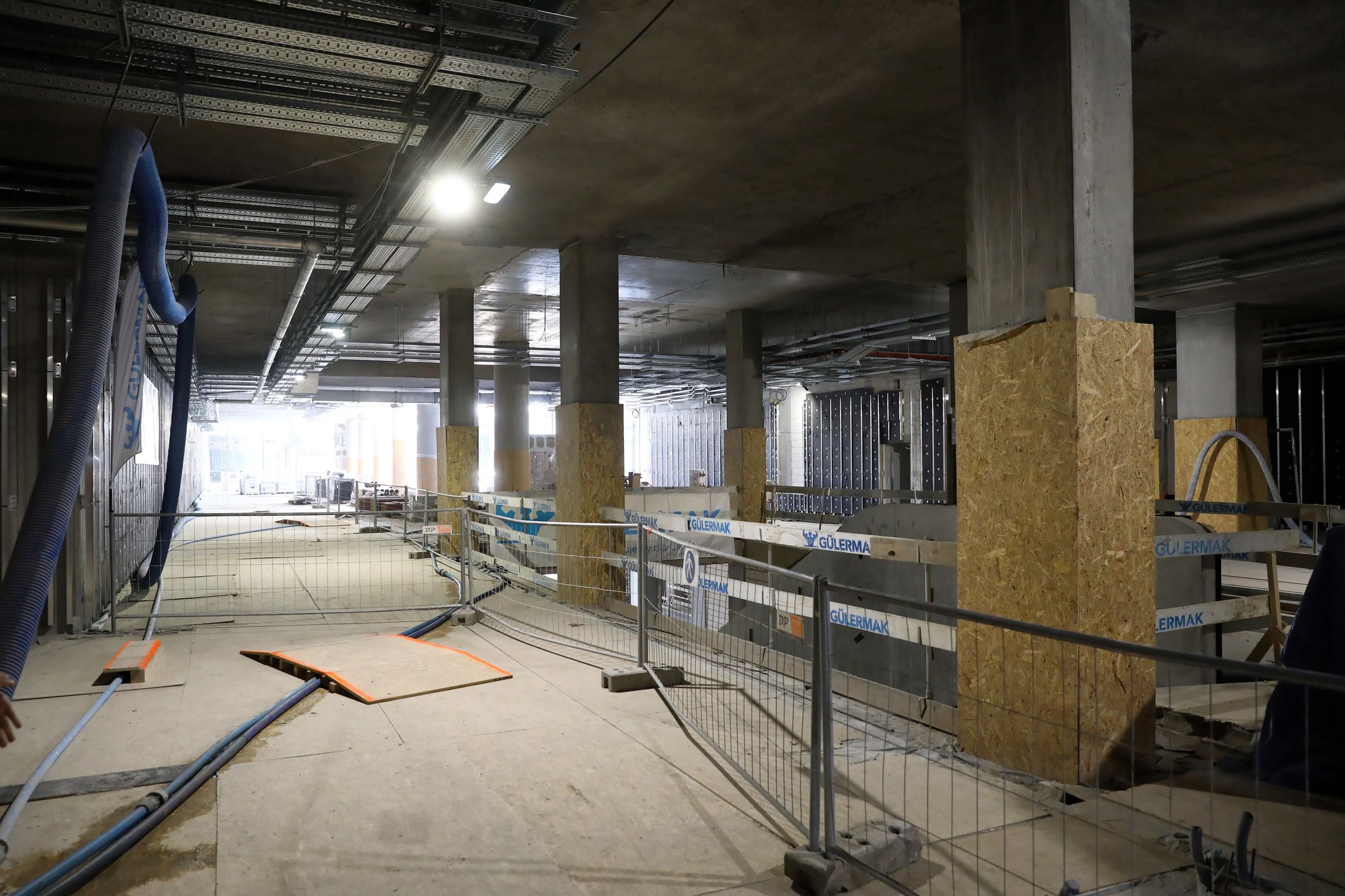 Warszawa, 06.07.2021. Oprowadzanie dla mediów po powstającej stacji C21 �Bródno�, 6 bm. w Warszawie. Pierwszy odcinek torowiska pomiędzy stacjami Bródno i Kondratowicza jest prawie gotowy, trwa zbrojenie torowisk w tunelach. 
Na stacjach trwają prace wykończeniowe.  (kf) PAP/Rafał Guz