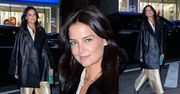 Katie Holmes daje lekcję stylu na ulicach Nowego Jorku w OLBRZYMICH spodniach w kolorze szampana (ZDJĘCIA)