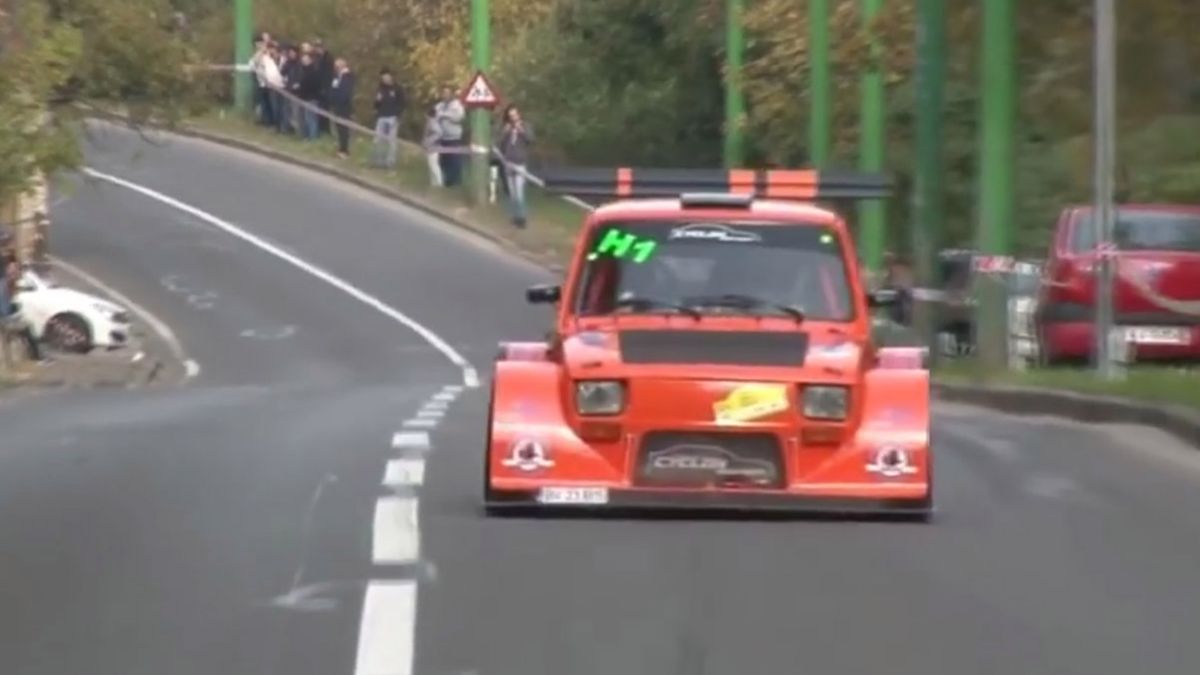 Ekstremalny fiat 126p został przygotowany do startu w wyścigach górskich.