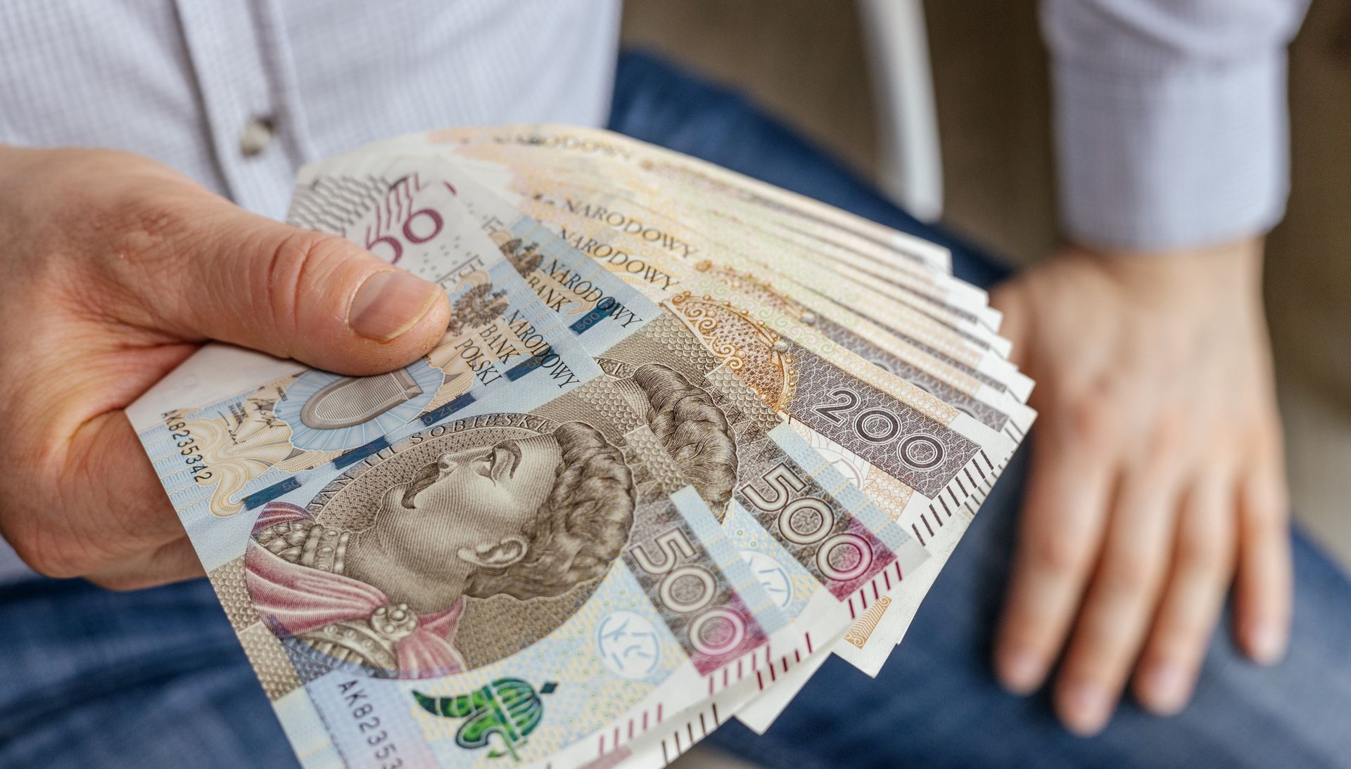 Tak minął dzień: nowe dane o zarobkach i przemyśle, odszkodowania dla klientów Pekao