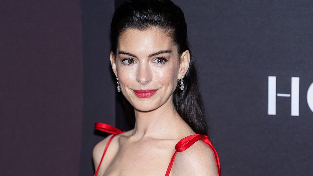 Anne Hathaway zachwyciła w czerwonej kreacji