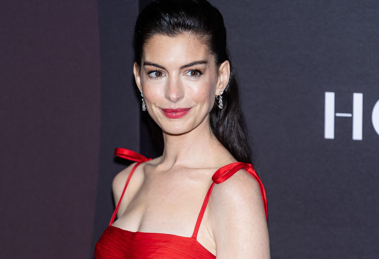 Anne Hathaway wyglądała zjawiskowo. W czerwonej kreacji ściągała wszystkie spojrzenia