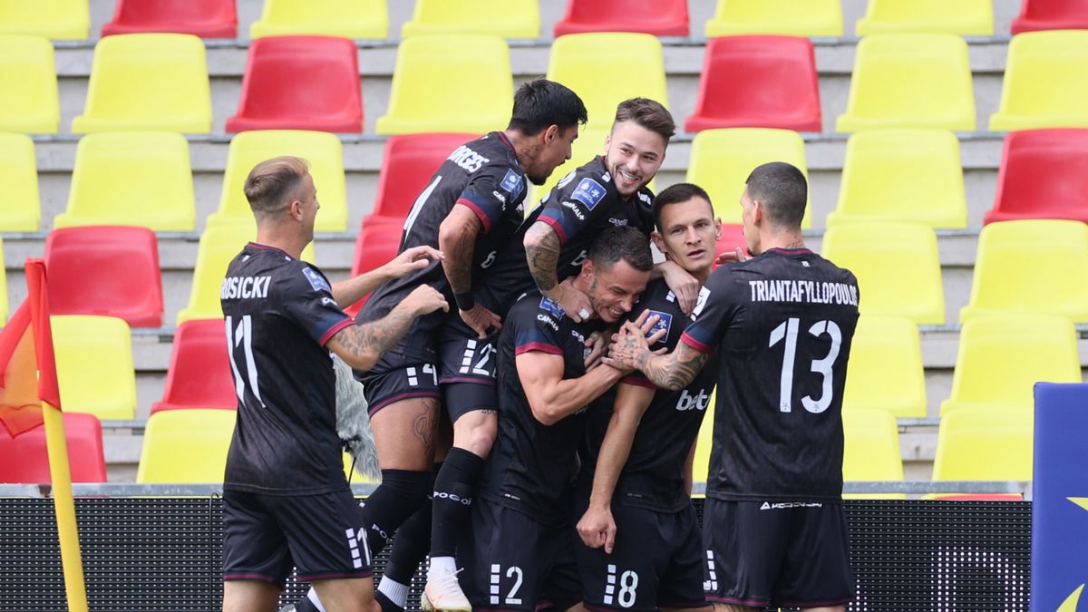 zawodnicy Pogoni Szczecin cieszą się z gola Damiana Dąbrowskiego (2P) podczas meczu 8 kolejki piłkarskiej Ekstraklasy z Koroną Kielce