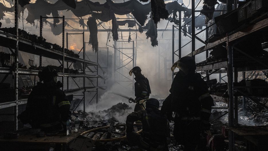 Konsekwencje rosyjskiego ostrzału w Krematorsku w Ukrainie