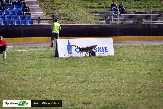 Symboliczny obraz - jedyna reklama na murawie stadionu była zasłonięta taczką