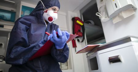 Koronawirus w Polsce. Rekord zakażeń. Ekspert: Siedźmy w domach, inaczej będzie tragedia