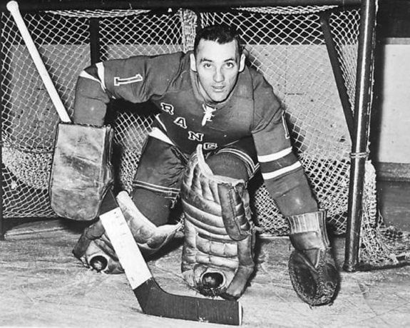 Jacques Plante - pierwszy bramkarz, który chronił swoją twarz. źródło zdjęcia: https://thehockeywriters.com