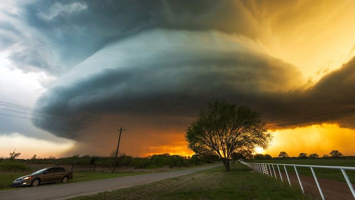 Mike Mezeul II od 15 lat tropi i fotografuje superkomórki burzowe oraz niezwykłe chmury nazywane zjawiskiem mamma.