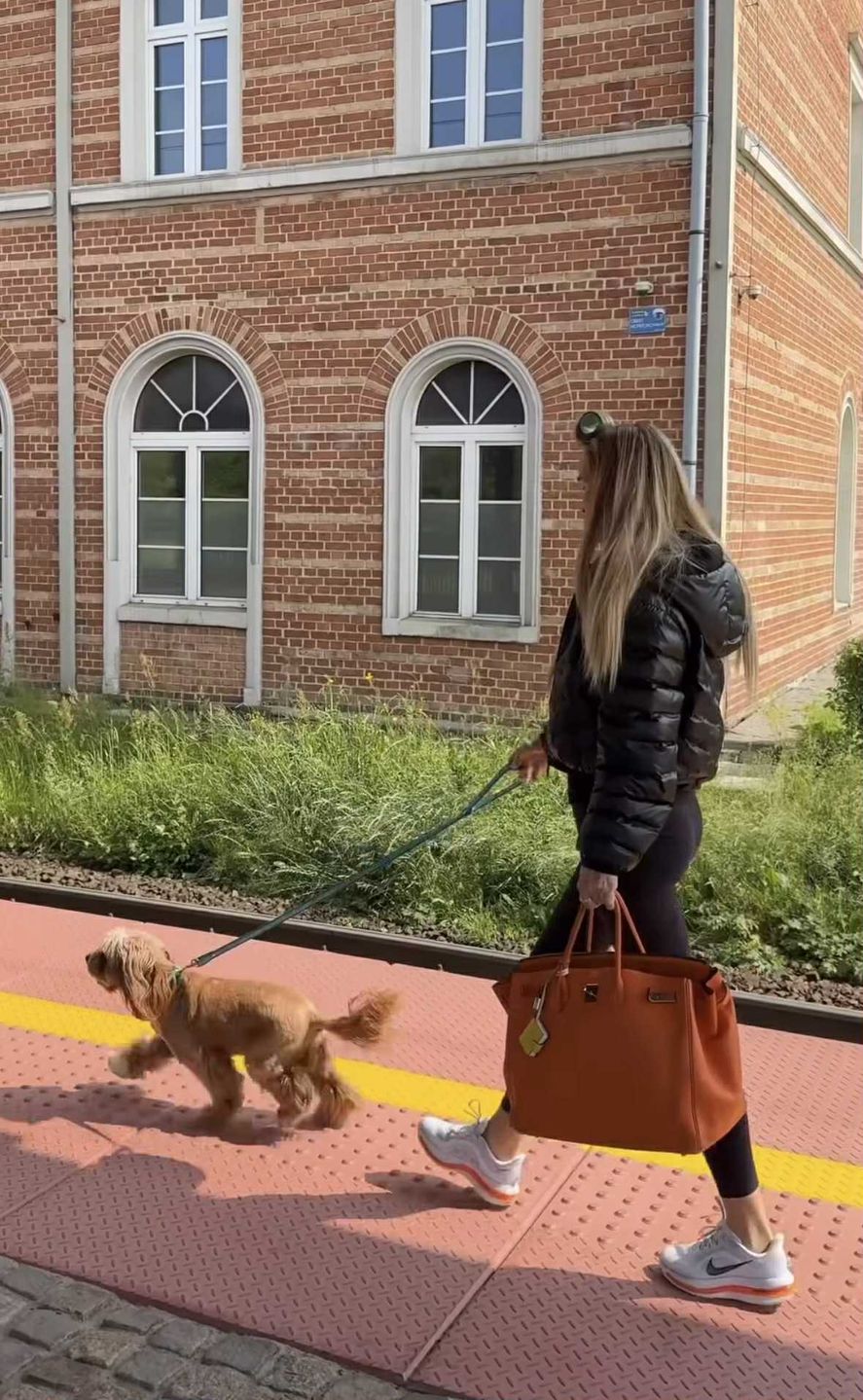 Wyposażona w drogocenną torbę Joanna Przetakiewicz podróżuje PKP