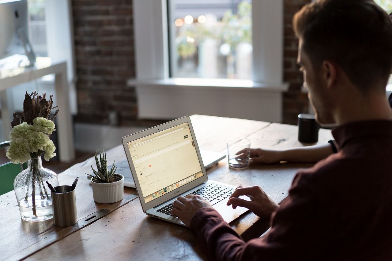 Home office bez zaufania. Pracodawcy śledzą swoich pracowników