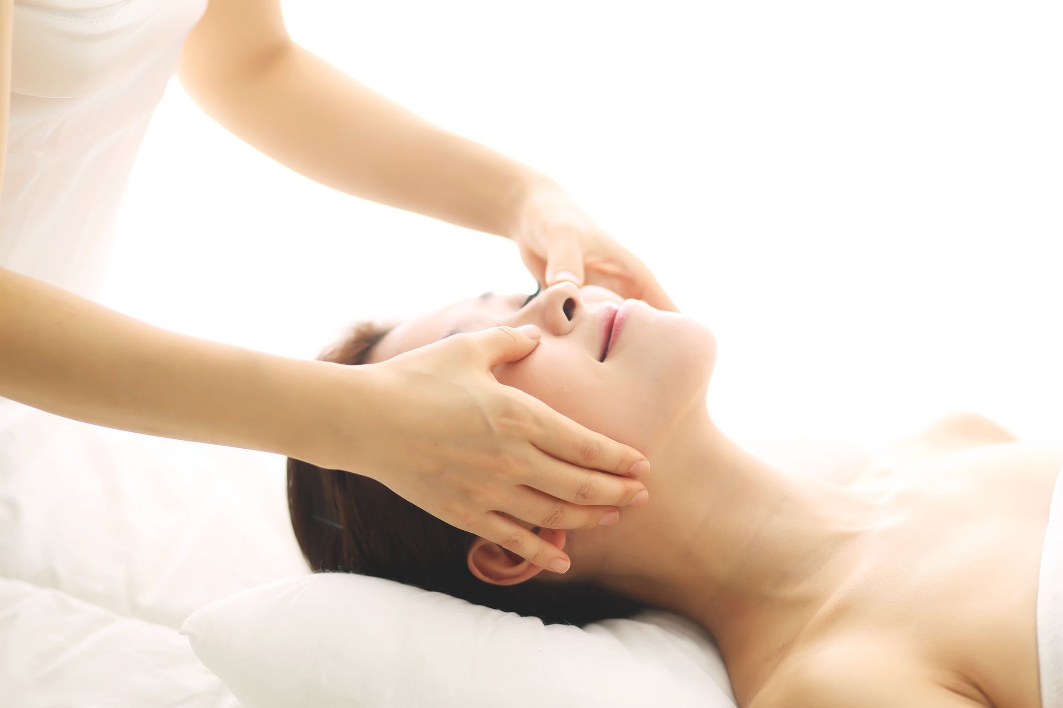 Masaż Kobido ujędrnia skórę dzięki temu, że pobudza krąćenie krwi oraz limfy. 