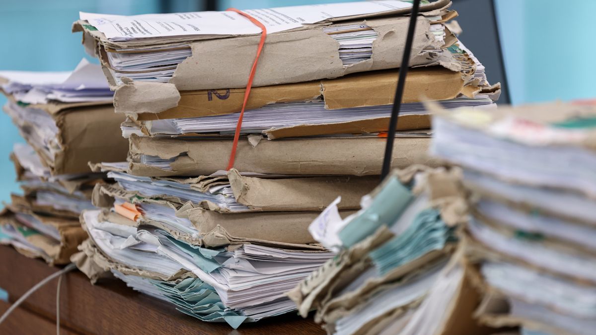 Warszawa, 30.07.2025. Akta sprawy na sali rozpraw Sądu Apelacyjnego w Warszawie, 30 bm. Sąd odroczył do 29 sierpnia br. wyrok ws. pozwu grupowego prawie 200 klientów Amber Gold. W 2022 r. sąd I instancji zasądził od Skarbu Państwa żądane kwoty. Obecnie, wraz z odsetkami, chodzi o co najmniej 25 mln zł. Amber Gold była firmą, która miała inwestować w złoto i inne kruszce. Działała od 2009 r., a klientów kusiła wysokim oprocentowaniem inwestycji. 13 sierpnia 2012 r. firma ogłosiła likwidację, a tysiącom klientów nie wypłaciła powierzonych jej pieniędzy ani odsetek od nich. Podstawowa konkluzja uzasadnienia orzeczenia sądu I instancji głosiła, że czynności śledztwa w sprawie Amber Gold zostały podjęte ?ze znaczną zwłoką przez organy ścigania?. (jm) PAP/Albert Zawada