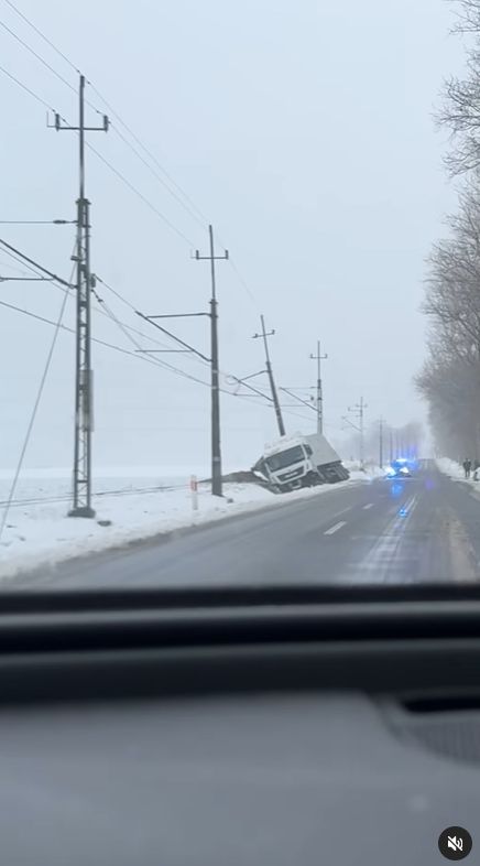 Naczepa Bardowskich wylądowała w rowie