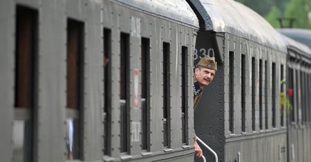 PKP szuka specjalnych wagonów dla wojska. "Wyda się miliony, a one będą stały" - ocenia ekspert