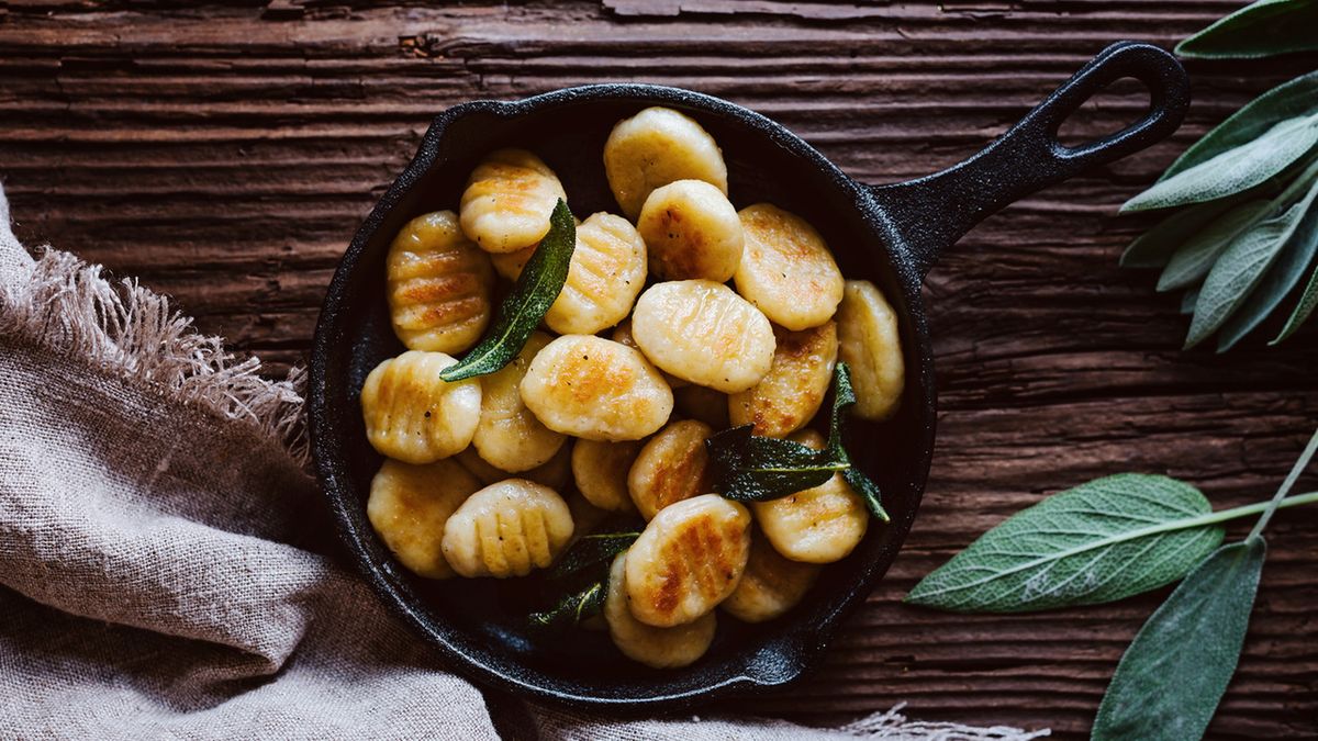 Gnocchi to włoskie, ziemniaczane kluseczki.