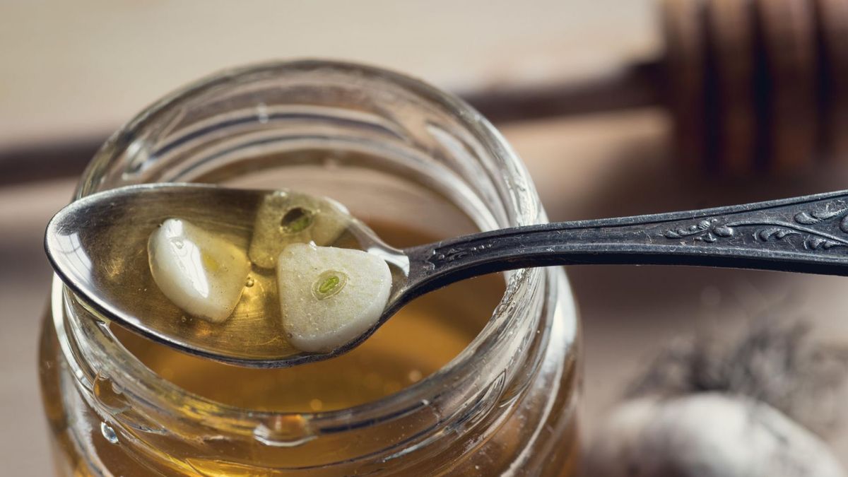 Spożywaj miksturę z miodu i czosnku na czczo (123rf.com)