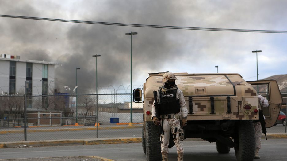 Members of the Mexican Army guard the area outside a prison where a riot took place, in Ciudad Juarez, Mexico, 01 January 2023. A riot inside a prison in northern Mexico on 01 January left at least 14 dead, including prisoners and guards, as well as the escape of more than 20 inmates, according to preliminary information provided by military personnel. EPA/Luis Torres Dostawca: PAP/EPA.