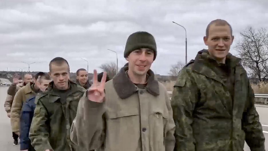 Russia returned 50 servicemen from Ukraine captivity in prisoner exchange
epa10326013 A handout still image taken from handout video provided by the Russian Defence ministry press-service shows a group of Russian servicemen former prisoners of war (POW) walk after their exchange at the unknown location in Russia, 24 November 2022. The Russian Defense Ministry announced that 50 Russian servicemen, prisoners of war, returned to Russia after prisoners swap with Ukraine. To the Ukraine returned 50 Ukrainian servicemen.  EPA/RUSSIAN DEFENCE MINISTRY PRESS SERVICE / HANDOUT  HANDOUT EDITORIAL USE ONLY/NO SALES 
Dostawca: PAP/EPA.
RUSSIAN DEFENCE MINISTRY PRESS SERVICE / HANDOUT