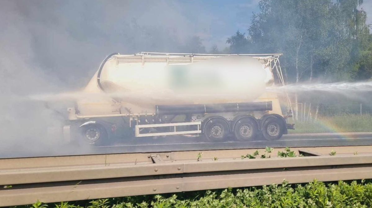 Pożar na A4 w Krakowie. Autostrada w stronę Rzeszowa zablokowana. Na jezdni płonęła ciężarówka