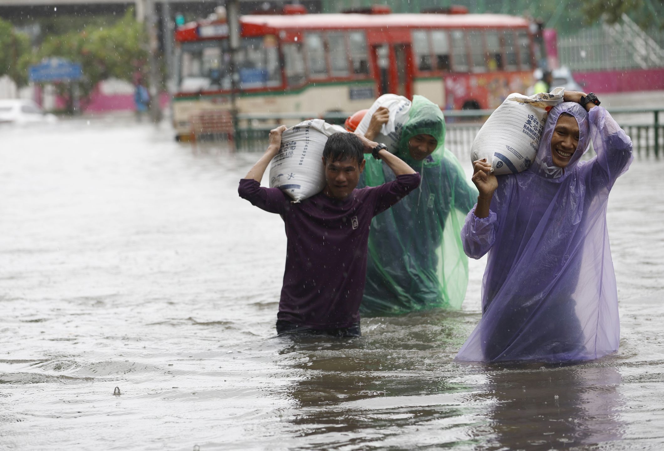 Workers carry sandbags during a downpour on a flooded major street, Phetchaburi Road in Bangkok, Thailand, 26 September 2026. All 50 districts in Bangkok have been declared flood disaster zones following the non-stop heavy downpour caused by a strong low-pressure system combined with seasonal monsoon patterns. EPA/RUNGROJ YONGRIT Dostawca: PAP/EPA.
