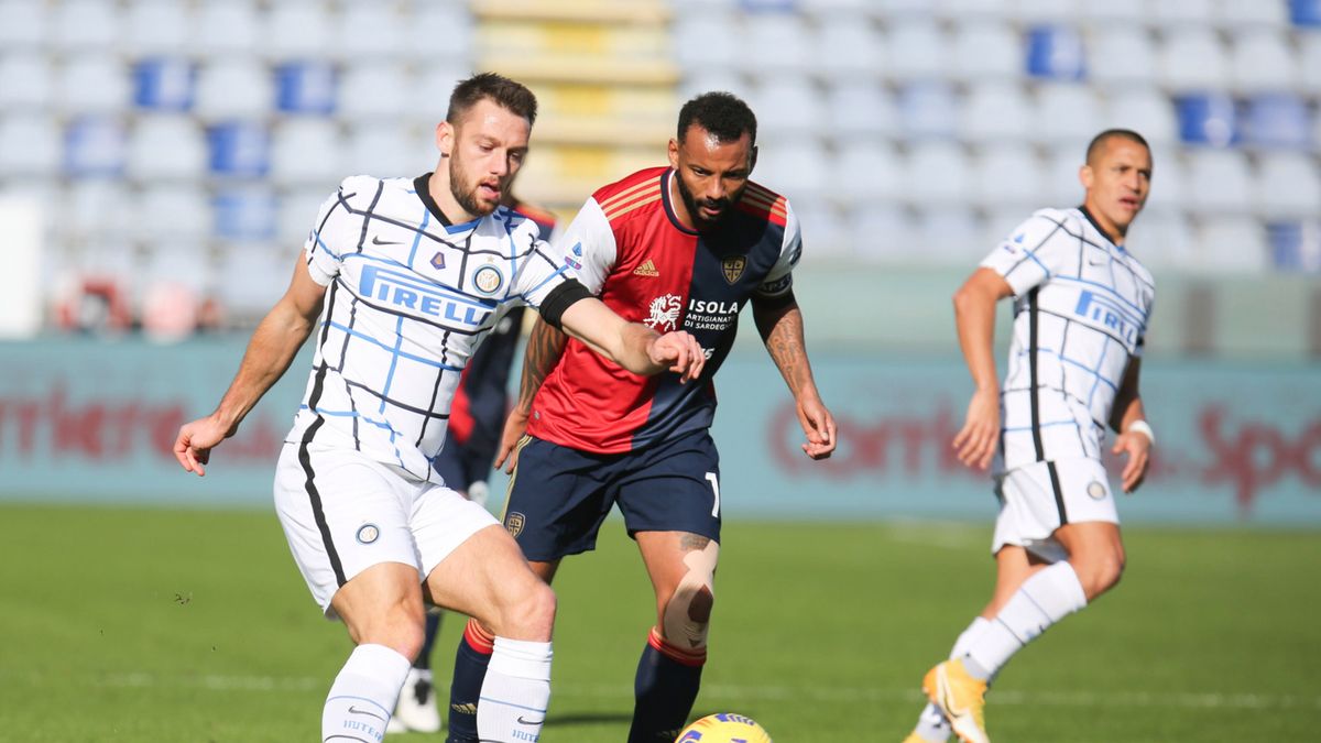 PAP/EPA / FABIO MURRU / Na zdjęciu: Joao Pedro (w środku) oraz Stefan De Vrij (z lewej)