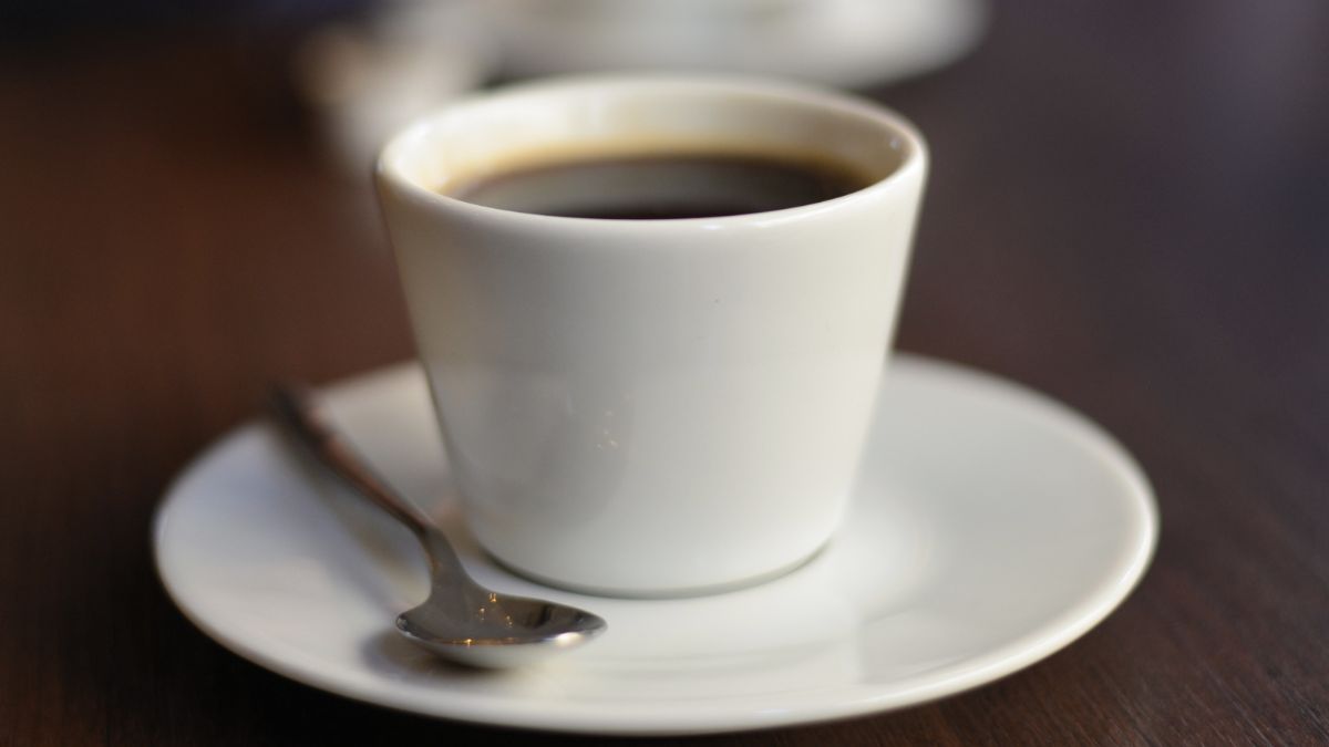 Kawa pita w zbyt dużych ilościach staje się niezdrowa. Zobacz, czy nie masz objawów nadużywania