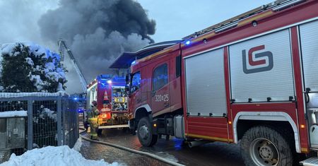 Kłęby dymu nad Skawiną. W akcji blisko 100 strażaków