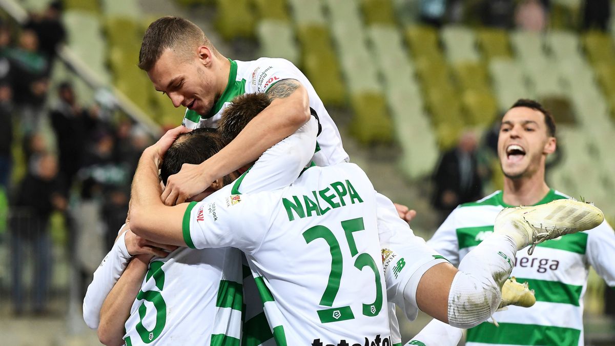 Zdjęcie okładkowe artykułu: PAP / Adam Warżawa / Na zdjęciu: piłkarze Lechii Gdańsk cieszą się z gola Flavio Paixao