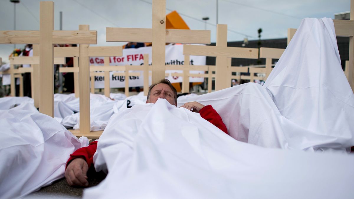 Zdjęcie okładkowe artykułu: PAP/EPA / ENNIO LEANZA  / Od lat przeciwko wyzyskowi pracowników w Katarze protestują aktywiści na całym świecie. Na zdjęciu: jeden happeningów, zorganizowanych pod hasłem Czerwona Kartka Dla FIFA