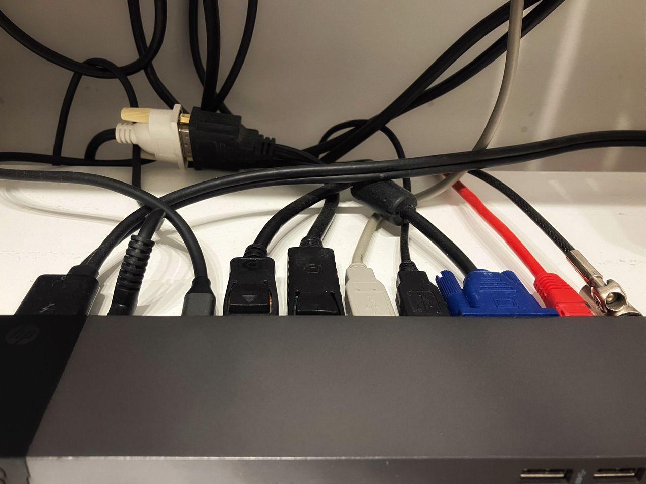 Kabloza, którą mogłoby rozwiązać jedno porządne USB-C