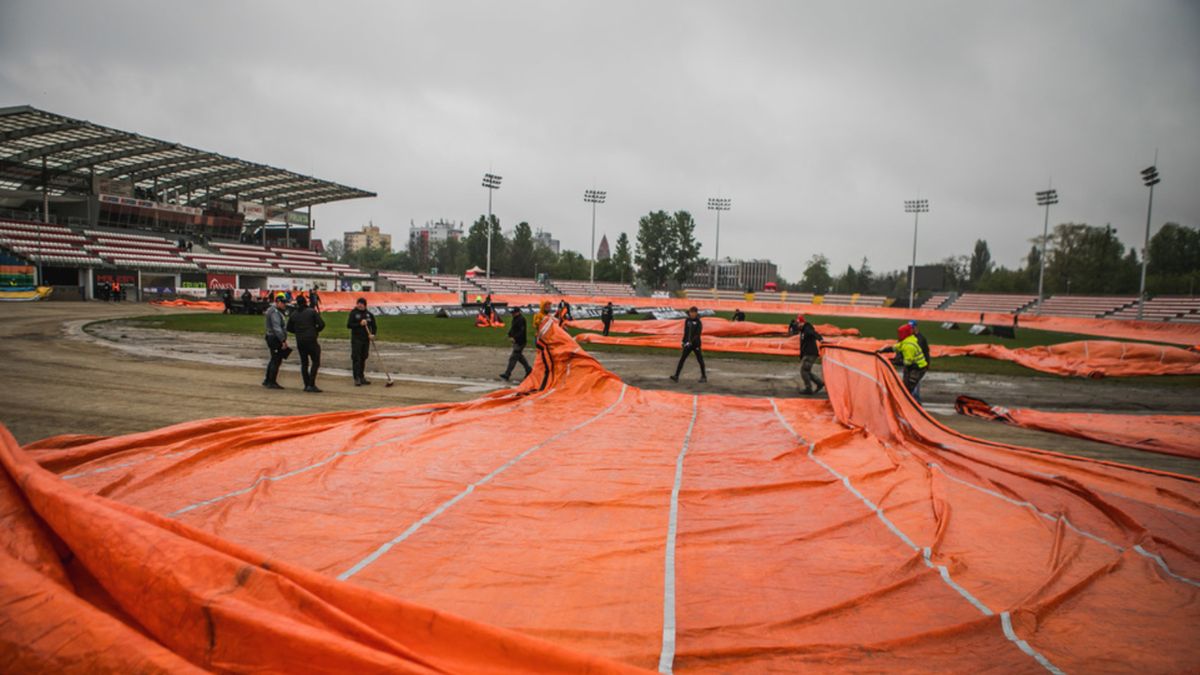 WP SportoweFakty / Anna Kłopocka / Na zdjęciu: ściągnie plandeki z toru w Ostrowie