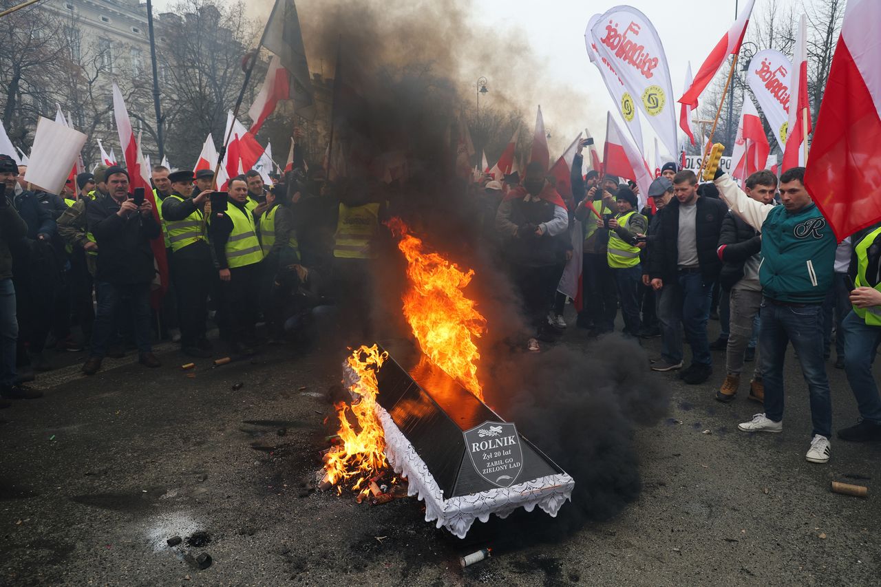 Spalona trumna. Policja wkroczyła przed KPRM