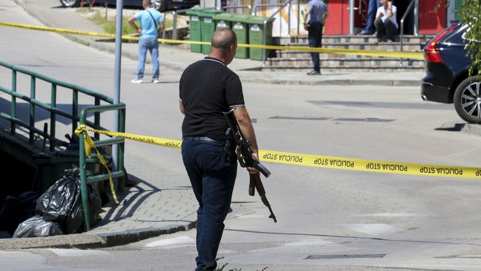 Policjant w cywilu trzyma karabin podczas obławy po zbrodni w małym miasteczku Gradacac w Bośni, transmitowanej na Instagramie
