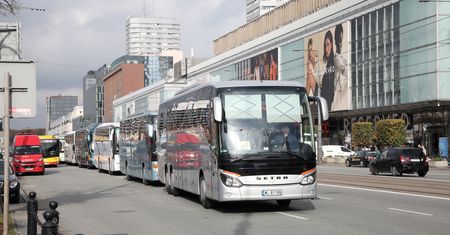 Protest branży turystycznej. Ruch w centrum Warszawy utrudniają autokary