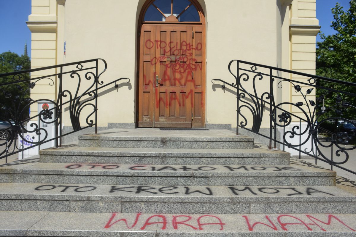 Na warszawskiej Kurii pojawiły się napisy. "Mordercy kobiety", "Oto moja krew"