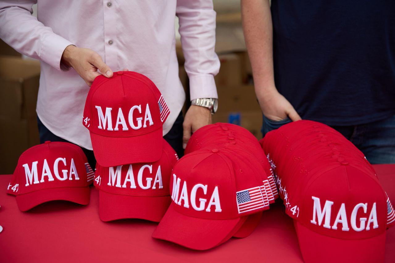 epaselect epa11704246 MAGA hats are handed out to students on Election Day at Arizona State University in Tempe, Arizona, USA, 05 November 2024. Voters across the country are casting ballots today for President of the United States in a tightly contested race between Republican presidential candidate Donald J. Trump and Democratic presidential candidate US Vice President Kamala Harris, as well as for candidates in Senate and Congressional races. EPA/ALLISON DINNER Dostawca: PAP/EPA.