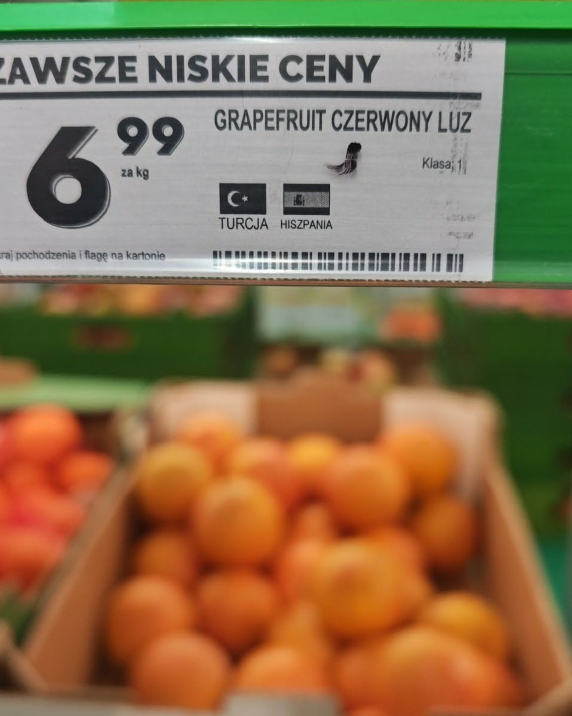 Flagi przy grapefruitach w Biedronce