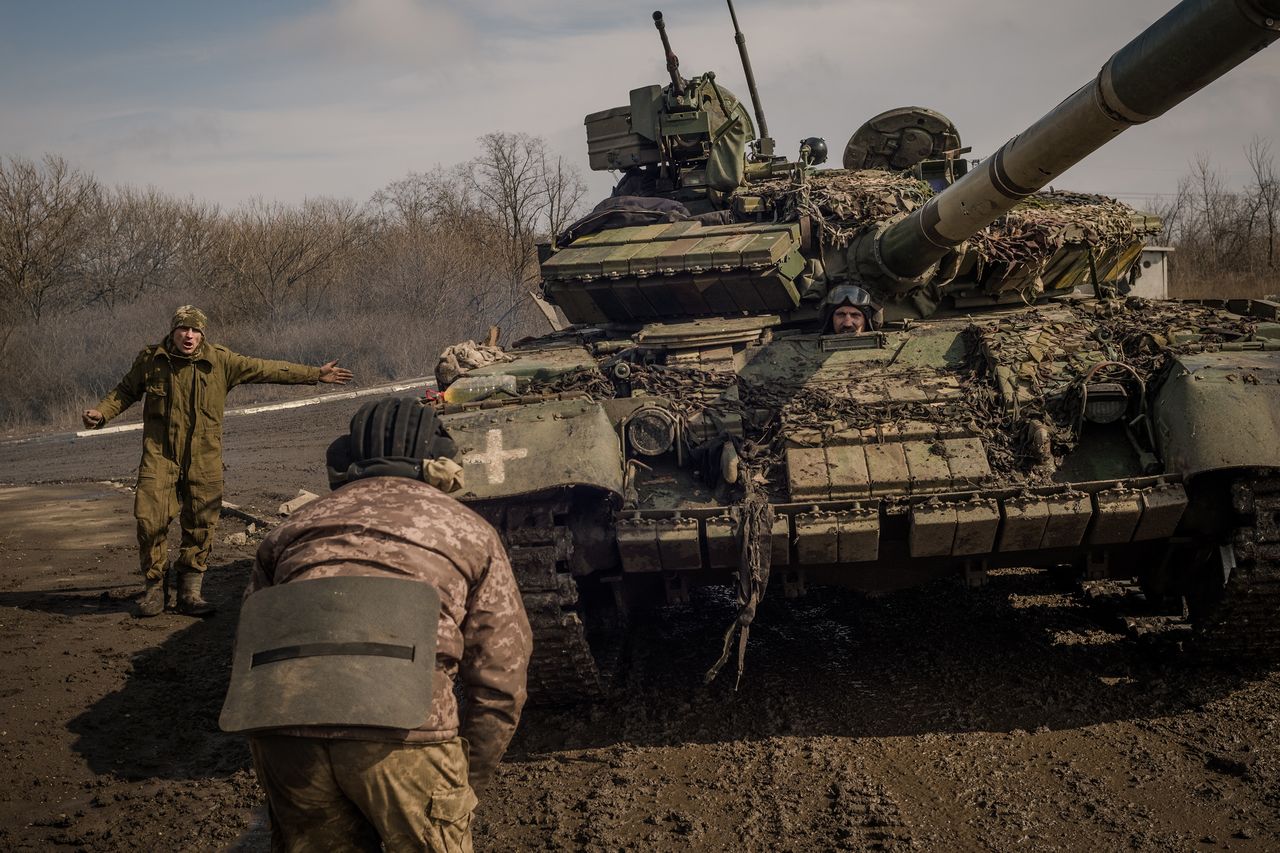 Ukraińscy czołgiści wraz ze swoim T-64 w okolicy Bachmutu.